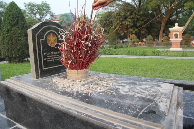 Đồng chí Phan Đình Giót hy sinh khi lấy thân mình lấp lỗ châu mai 1950