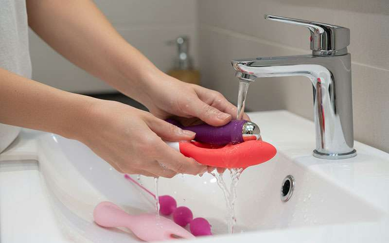 Cách làm sạch đồ chơi người lớn an toàn sau mỗi lần sử dụng